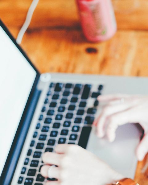Laptop mit Händen, die tippen