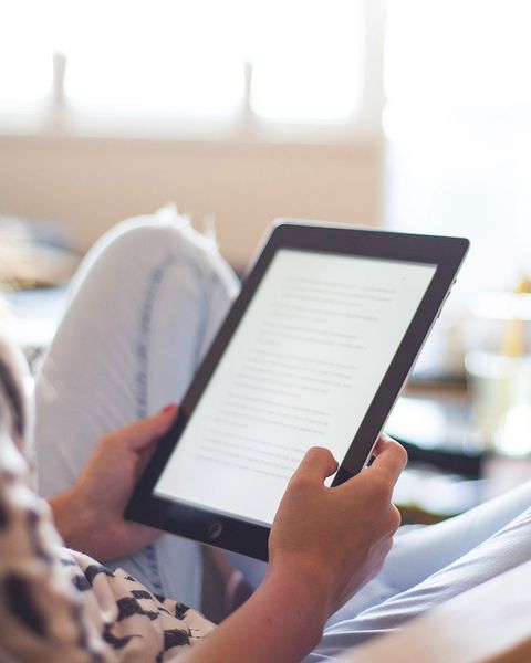 Frau mit E-Reader in den Händen