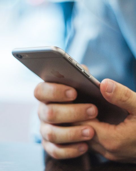 Männliche Hände mit Smartphone