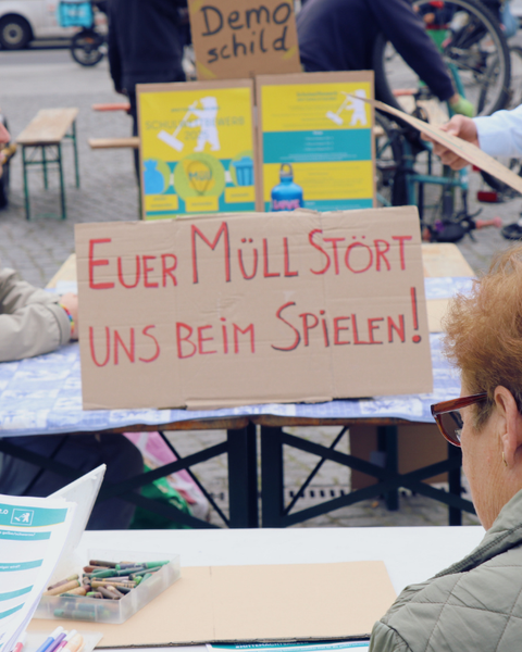 Demoschilder von Kindern auf einem Tisch