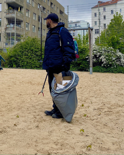 Kiezcleaner auf einem Spielplatz
