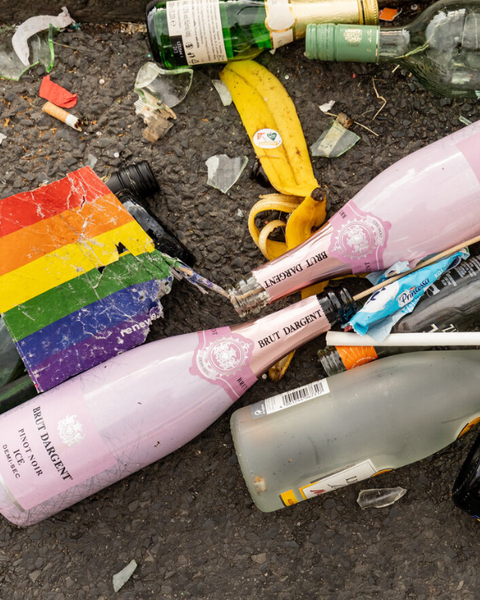 Glasmüll und eine kaputte Papierregenbogenfahne