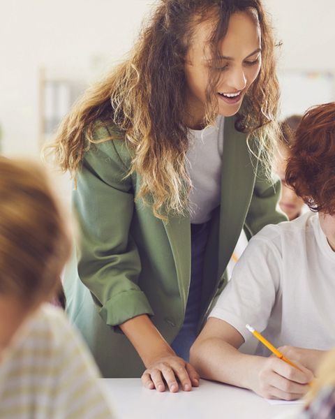 Lehrerin betreut Schüler