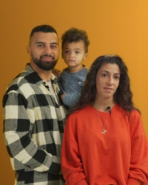 Auf dem Bild ist eine fünfköpfige Familie in einer Interview Situation zu sehen.