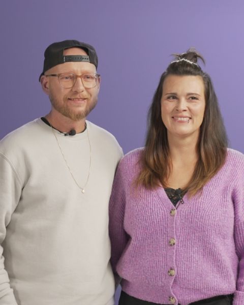 Auf dem Bild ist ein ein Paar in einer Interview Situation zu sehen