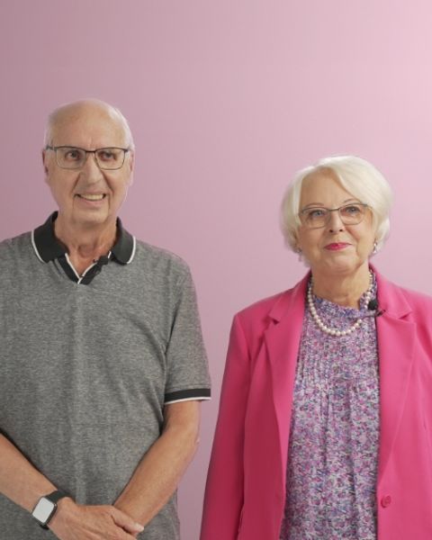 Auf dem Bild ist ein ein Paar in einer Interview Situation zu sehen