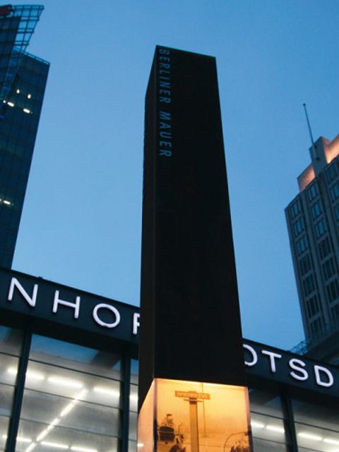 Am Potsdamer Platz informiert eine Stele darüber, dass hier die Mauer gestanden hat (Bild: visitBerlin, Tanja Koch)