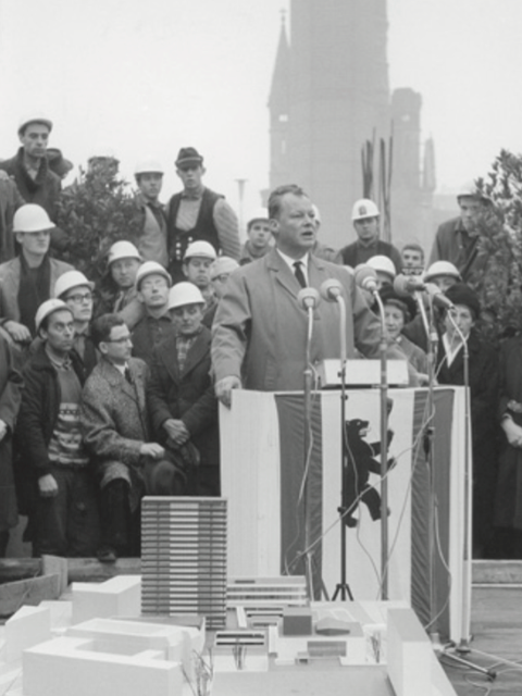 Willy Brandt bei der Grundsteinlegung des Europa-Centers, im Hintergrund die Kaiser-Wilhelm-Gedächtniskirche (Bild: Europa-Center)