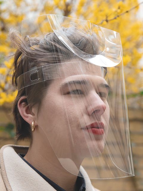 Eine Berliner Lasercutter-Firma stellt den optischen Gewinner der Krise her. Nachdem dem Inhaber Martin Bauer von einem auf den anderen Tag alle Aufträge wegbrachen, entwickelte der studierte Designer mit seinem Netzwerk ein Faceshield aus PET-Folie. Großer Vorteil dieser Maske ist, dass der Mund sichtbar bleibt und so auch Menschen mit Hörschädigung ermöglicht wird Lippen zu lesen. Nach drei Monaten wurde die Produktion eingestellt, da Faceshields wieder billiger aus China zu bekommen waren.