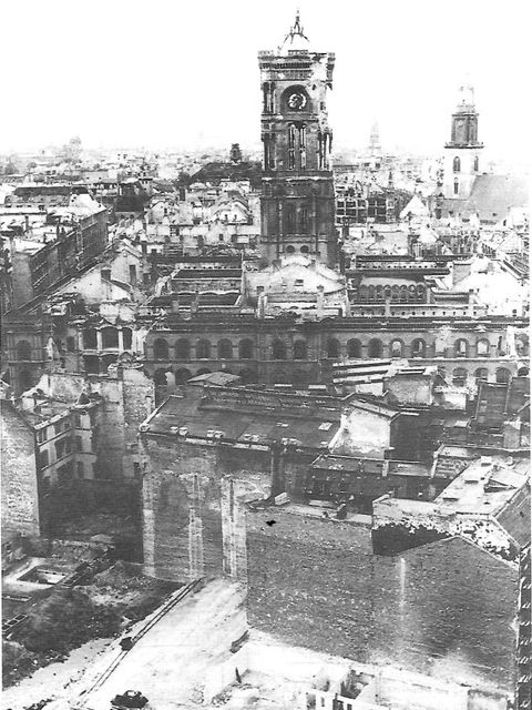 Das stark beschädigte Rote Rathaus inmitten einer Trümmerlandschaft, 1946