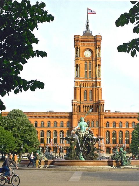 Politik für eine weltoffene Metropole. Das Rote Rathaus mit Neptunbrunnen, 2018