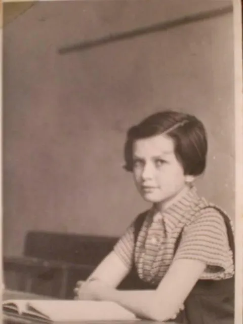 Auf der Schulbank der 236. Volksschule | At her school desk at the 236th primary school