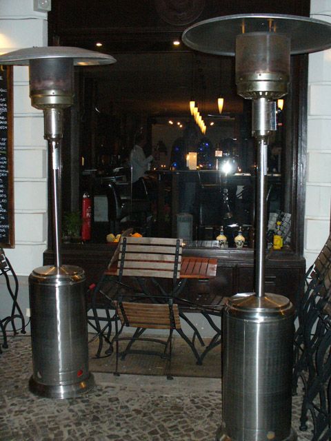 Heizpilze vor einem Restaurant in Charlottenburg-Wilmersdorf, 18.12.2008, Foto: KHMM