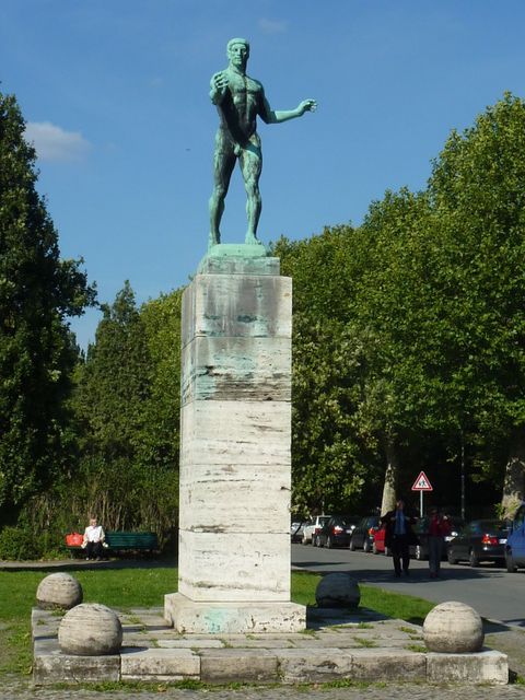 Der Ringer auf dem Raußendorffplatz.