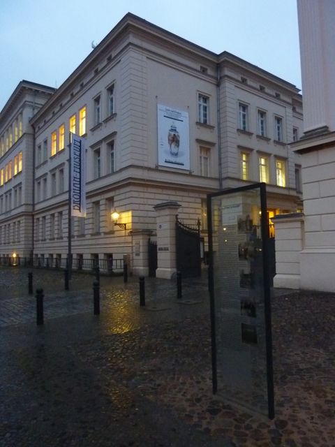 Informationstafel vor dem Museum Berggruen, 27.11.2013, Foto: KHMM