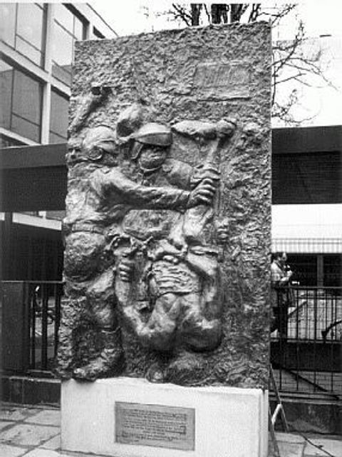 Benno-Ohnesorg-Gedenkrelief (Bild: Landesbildstelle, 1990)