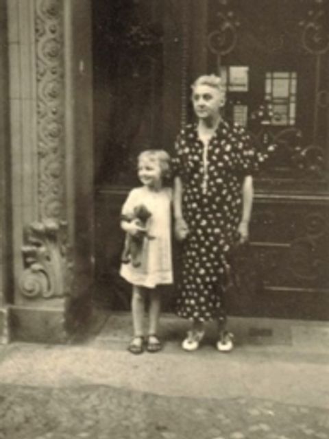 Berta Erdsiek mit Großnichte Antonie Lauterstein 1937 vor dem Haus Kurfürstendamm 100 (Bild: privat)