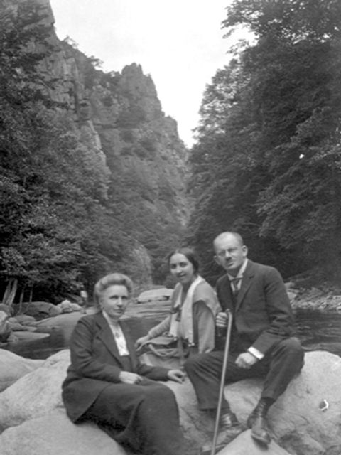 Bertha Landsberg mit Ehemann Hans und Schwiegermutter Charlotte (Bild: Johann-Wolfgang Landsberg-Becher)