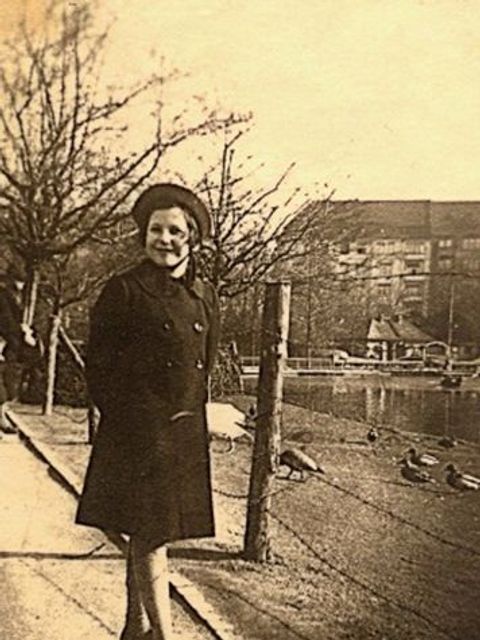 Evelyn Greve 1938 am Lietzensee (Bild: Cornelia Greve, Berlin)