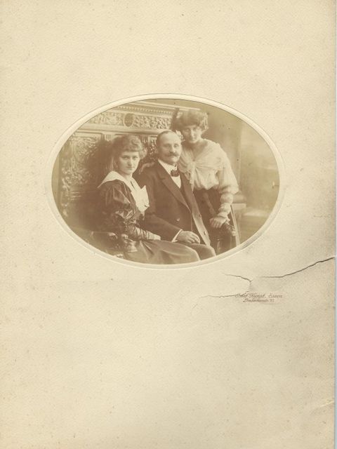Hella Selma (4 Jahre) mit Mutter Minna, Vater Bernhard und Schwester Stephanie (2 Jahre) (Bild: Familienaufzeichnungen, Erinnerungen, Fotos und Dokumente von Sylvie Kervella-Perlberger und Annett Rubner-Weissfeld)