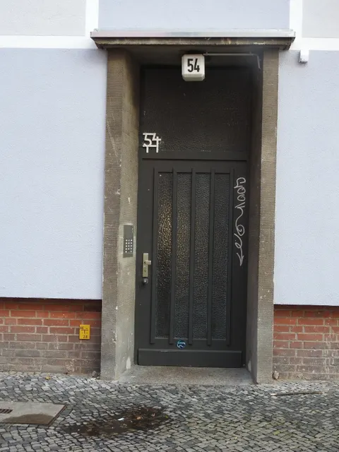 Hauseingang Fritschestraße 54 (Bild: Stolpersteininitiative Charlottenburg-Wilmersdorf)