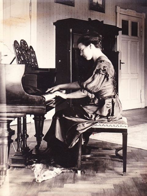 Käthe von Gižycki am Klavier