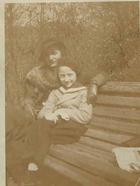 Hella mit ihrem Sohn Werner (Bild: Familienaufzeichnungen, Erinnerungen, Fotos und Dokumente von Sylvie Kervella-Perlberger und Annett Rubner-Weissfeld)