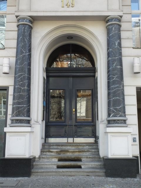 Hauseingang Kantstr. 149 (Bild: Stolpersteine-Initiative CW, Hupka)