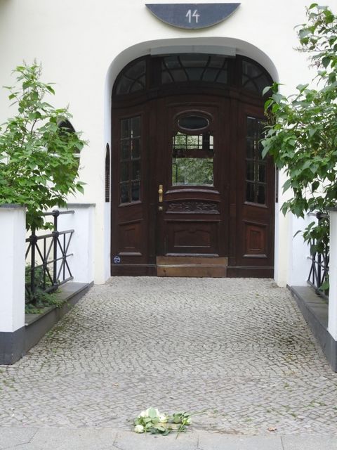 Hauseingang Kuno-Fischer-Straße 14 (Bild: Stolpersteine-Initiative CW, Hupka)