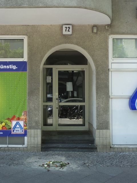 Hauseingang Leibnizstr. 72 (Bild: Stolpersteine-Initiative CW, Hupka)