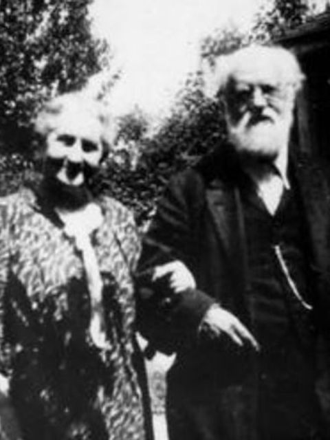 Luise und Karl Kautsky im Jahr 1937, sie stehen Arm in Arm im Garten (Bild: Archiv Die Falken, Berlin)