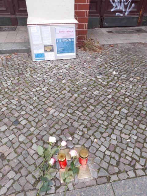 Verlegung Stolpersteine Leonhardtstr. 6 (Bild: J. Neu)
