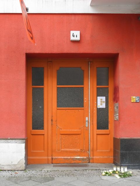 Hauseingang Tauroggener Str. 44 (Bild: Stolpersteine-Initiative CW, Hupka)