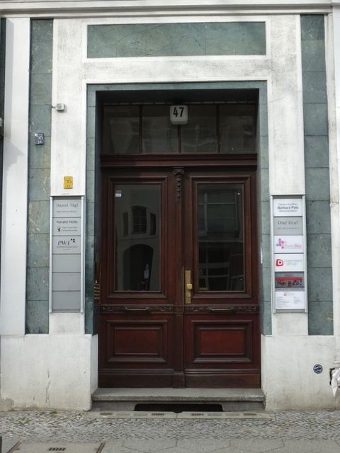 Hausansicht Uhlandstr. 47 (Bild: Stolpersteine-Initiative CW, Hupka)