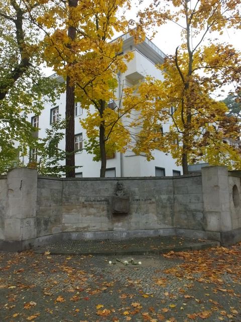 Verlegeort Richard-Strauß-Str. 4 (Bild: Stolpersteine-Initiative CW, Hupka)