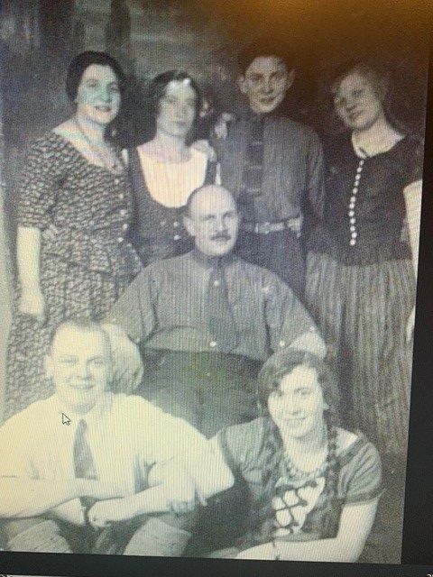 Dr. Eugen Raven-Rosen-Baum im Kreise seiner Familie