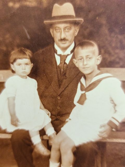 Martin mit seinen Kindern Curt und Hildegard (Bild: Helen Baumeister)