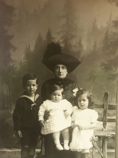 Mary Trapowski mit ihren Enkeln