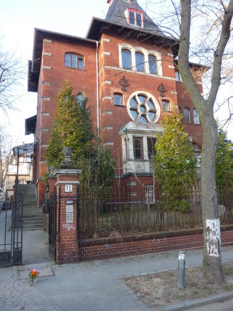 Hausansicht Wissmannstr. 11 (Bild: Bezirksamt, 14.3.2014, Foto: KHMM)