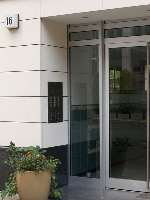 Hauseingang Regensburger Str. 16, Foto: A. Bukschat & C. Flegel, 03.10.2012
