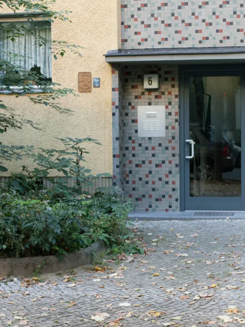Hauseingang Prinzregentenstr. 6 (Bild: Stolpersteine-Initiative CW, Bukschat&Flegel)