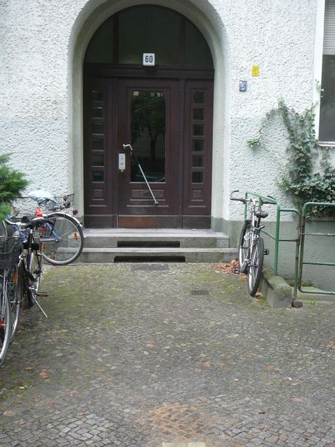 Stolpersteine vor dem Haus in der Güntzelstr. 60 (Bild: Stolpersteine-Initiative CW, Wolfgamg Knoll)