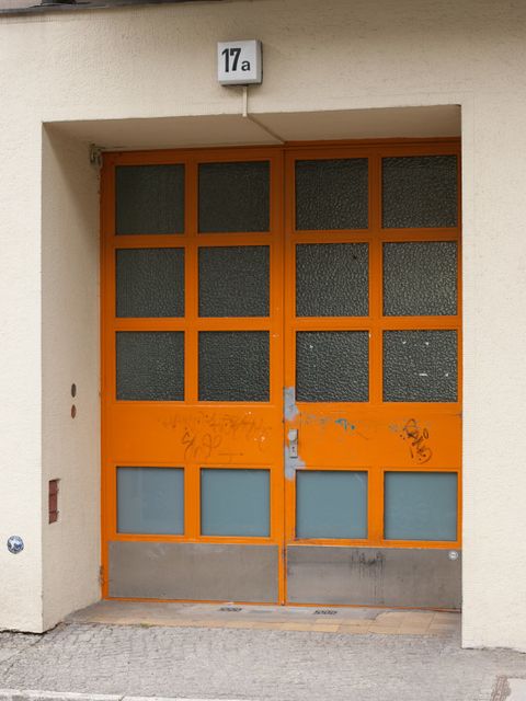 Hauseingang Kaiser-Friedrich-Str. 17A, Foto: A. Bukschat & C. Flegel, 03.06.2012