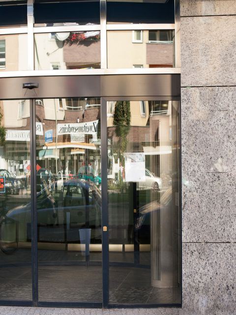 Hauseingang Kantstr. 129, Foto: Bukschat & Flegel