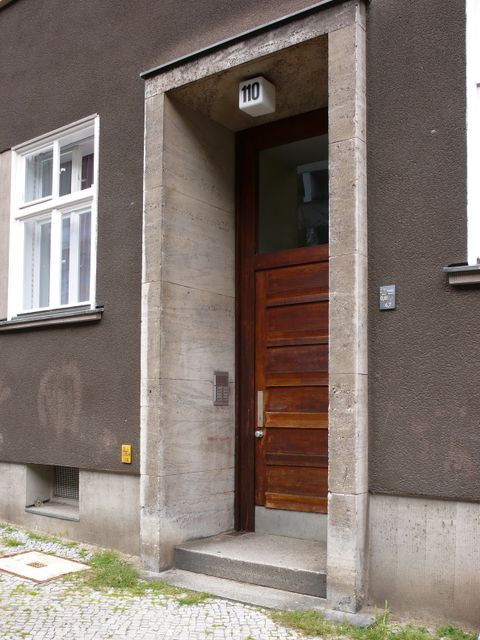 Hauseingang Knobelsdorffstr. 110, Foto: C. Timper