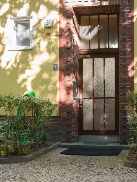 Hauseingang Markgraf-Albrecht-Str. 3, Foto: A. Bukschat & C. Flegel, 22.07.2012