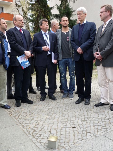 Verlegung des Stolpersteins für Dr. Hermann Horwitz am 23.4.2013