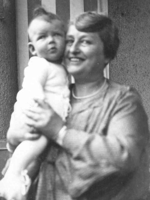 Paula Mayer mit Enkeltochter Irene (Bild: Familienarchiv)