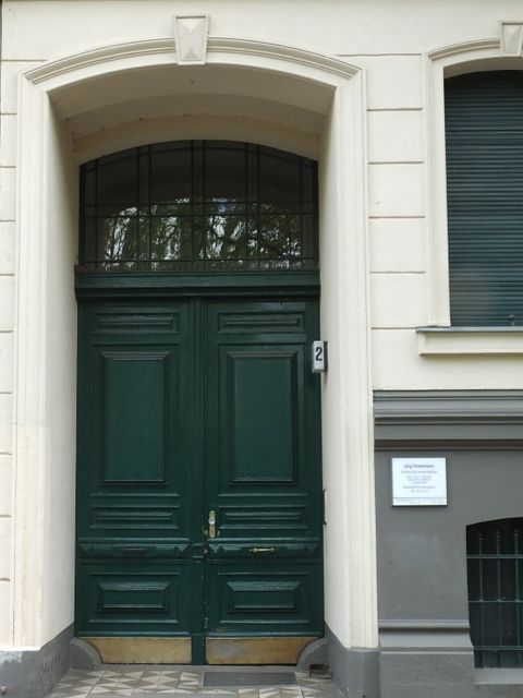 Hauseingang Klausenerplatz 2 (Bild: Stolpersteine-Initiative CW, H.-J. Hupka)