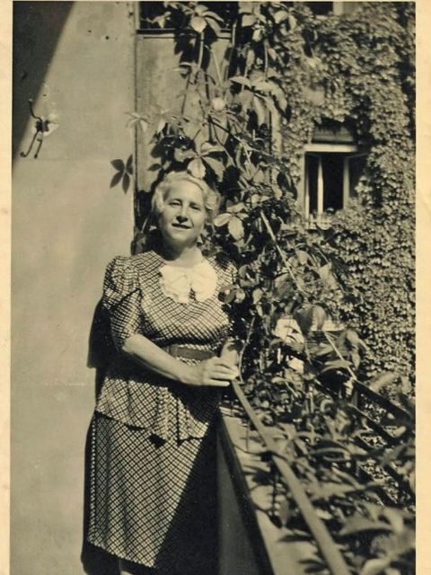 Susette Freund auf ihrem Balkon, Aschaffenburger Strasse 23, ihrer letzten frei gewählten Adresse, Juli 1940 (Privatbesitz) / Susette Freund on her balcony at Aschaffenburger Strasse 23, her last freely chosen address, July 1940 (Private property)